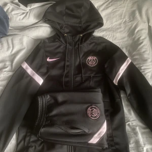 Nike X PSG Tracksuit - Säljer en Nike x PSG Tracksuit där tröjan är storlek s och byxorna M. Skulle Säga att den är i skick 8/10. Priset är inte hugget i sten