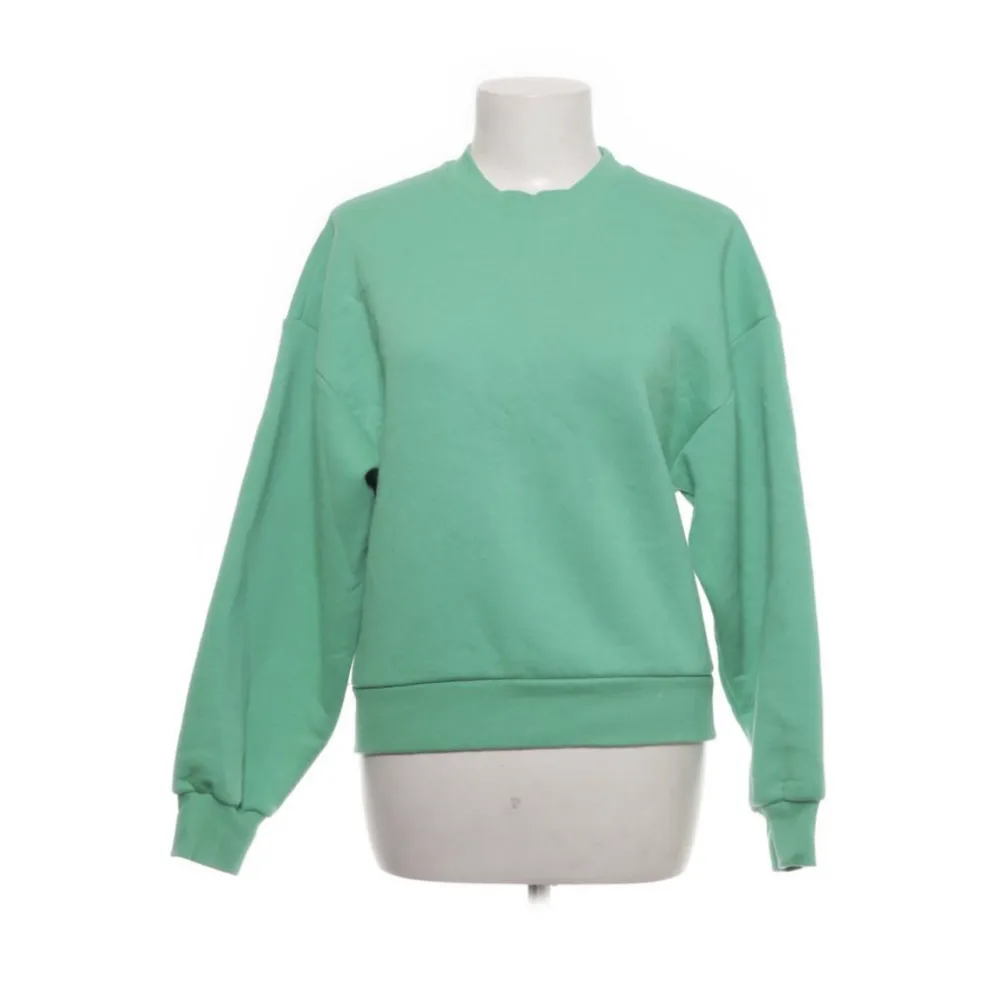 Säljer min gröna tröja från Gina Tricot💚. Tröjor & Koftor.