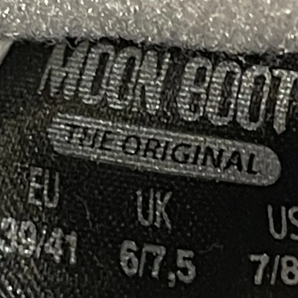 Säljer mina superfina välbevarade moon boots enbart använda en halv vinter. De är nästan i nyskick. Jag har normal stl 37/38 i skor men dessa är små i storleken.. Skor.