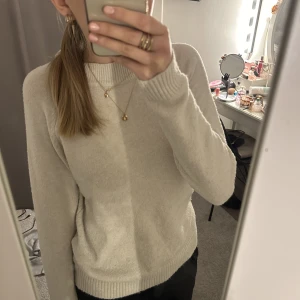 Stickad tröja  - Fin stickad tröja ifrån vero moda, fint skick, köparen står för frakt 💕
