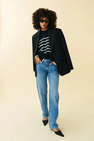 Jeans - Low waist straight jeans som är väl andvända, inget som syns mer än att färgen kan var något ur tvättad🫶🏼 från Gina tricot, köpta för ca ett och ett halvt år sedan