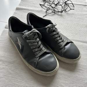 Sjukt snygga gråa arigatos | cond 7/10 finns tecken på användning men finns mycket kvar att ge | kan rengöra skon så mycket som möjligt innan jag postar | storlek 41 | box ingår 