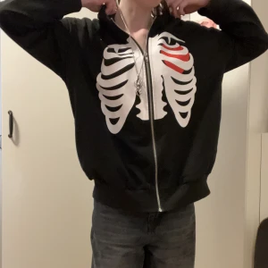 Hoodie med dragkedja - Svart Hoddie med tryck och luva! Rätt tunn men skön, säljer för att jag it använder längre. Skriv för mer info elr bilder <3