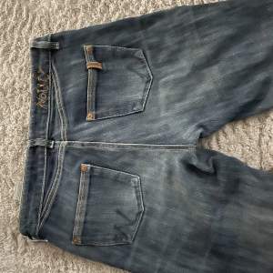 Assnygga low-midwaist jeans i nått japanskt märke. 