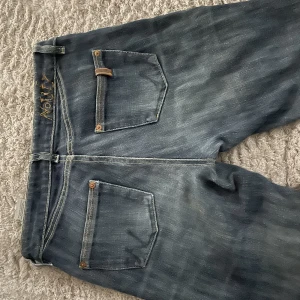 Jeans low waist - Assnygga low-midwaist jeans i nått japanskt märke. 