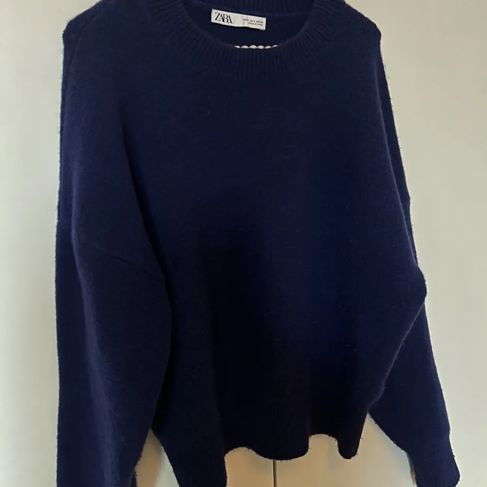 Säljer denna både fina och sköna tröja från Zara med en fin blå färg💙Tröjan är i ett fin skick då den endast använts ett fåtal gånger😍 Kan såklart diskutera pris🫶. Tröjor & Koftor.