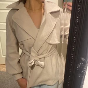 Kappa - Kappa i färgen aprikos från Shein, storlek S, väldigt varm och skön, går även att knyta. Skriv privat för frakten 🤍