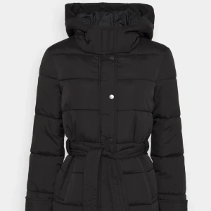 Jacka - Svart lite längre jacka i jättefint skick!