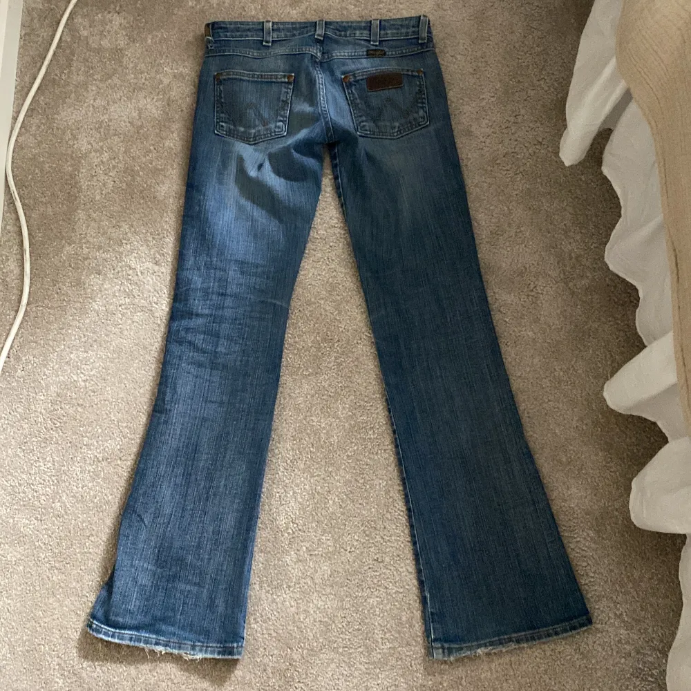 Wrangler jeans. Längd är ca 97cm och midjemått är ca 36cm. Jeans & Byxor.