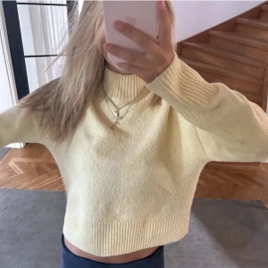 Ljusgul tröja - Säljer nu min ljusgula halvpolo från &Other Stories. Den är i superbra skick och är i väldigt mysigt material. Säljer pga att den inte kommer till användning längre :(  Skriv vid frågor! Köparen står för frakten.  (Första bilden är lånad)