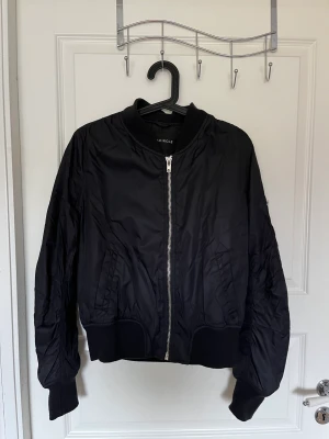 Jacka - Bomberjacka från Rut & Circle. Perfekt till hösten! Strl 36. Kan mötas upp i Gävle annars storbildsteve för frakt🧡