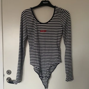Levis body - Snygg Levis body med öppen rygg! Endaste använd 3 gånger, Nyskick! Står inte vilken storlek men uppskattar det till en S/M 