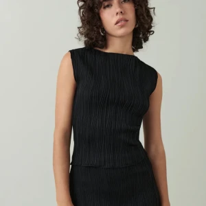 Topp gina tricot - Superfin (och superpopulär) topp från gina tricot som tillhör ett matchande set (kjolen säljer jag separat)🤍