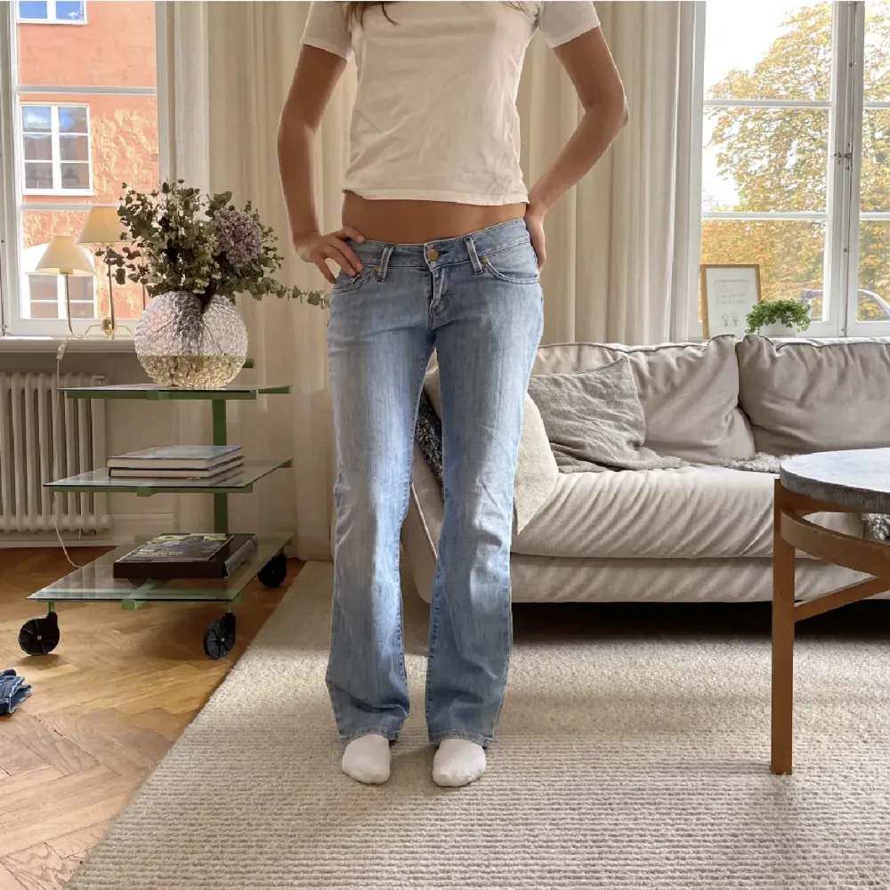 Säljer dessa lee jeans lånade bilder!!💘💘 men exakt samma jeans💘. Jeans & Byxor.