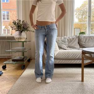 Säljer dessa lee jeans lånade bilder!!💘💘 men exakt samma jeans💘