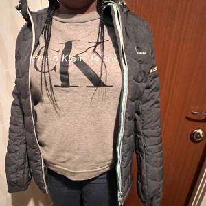 Peak performance jacka  - Storlek large  Aldrig använd  Pris kan diskuteras  Mörk grå Vinter/höst jacka  Köpt för 1700kr Storlek L men sitter som M
