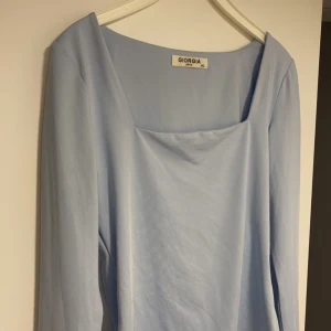 Ljusblå topp - Säljer denna ljusblåa toppen från Giorgia🫶🏼knappt använd så i superbra skick!! Storlek M/L men liten i storleken!!