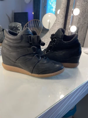 Idalbella marant skor - Säljer en av mina favoritskor. Jättelika Isabella marant skorna och perfekt nu till hösten/ vintern! Priset kan diskuteras vid snabb affär!💗