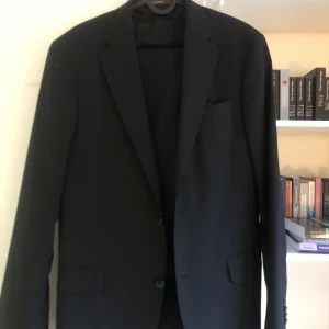 Svart kostym - Svart kostym från Oscar Jacobsson. Storlek 48. Använd en gång.