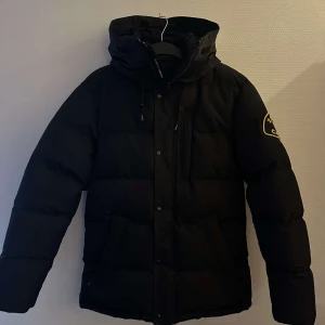 Zavetti canada jacka - Snygg och riktigt bekväm och varm vinterjacka, den är i nyskick då den är lite för stor för mig. Bara att höra av sig vid funderingar!!