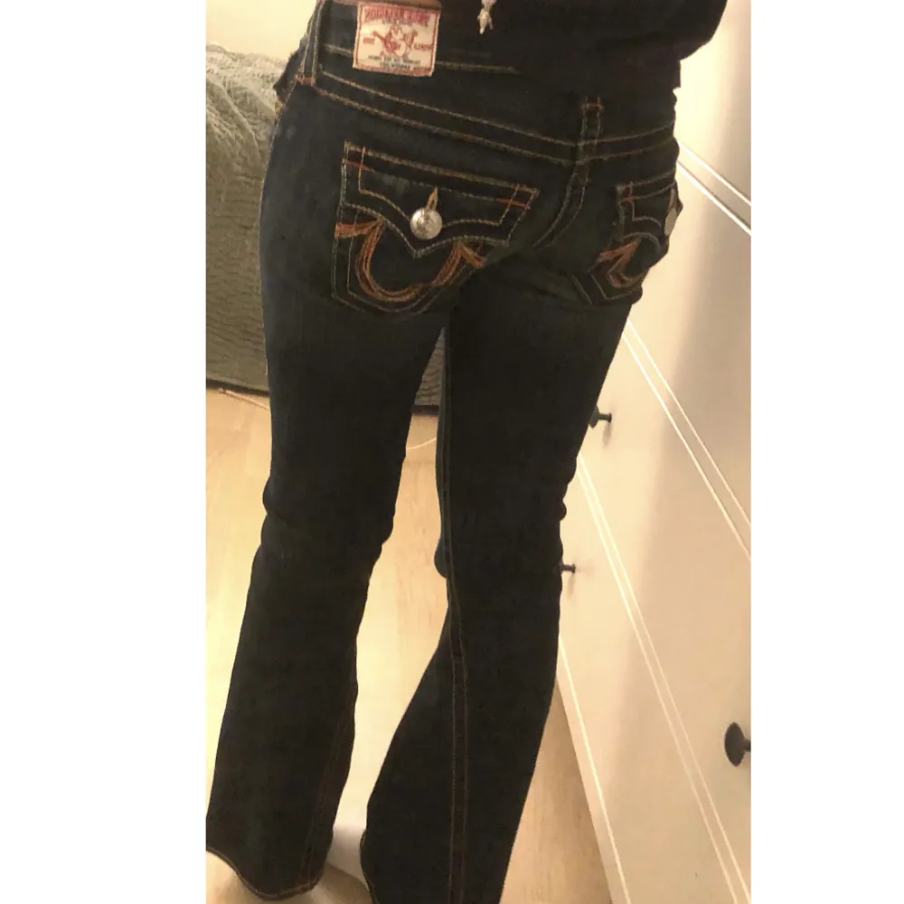 True religion Lågmidjade jeans i mycket bra skick. Jättefina sömmar. Bootcut/flare i modellen. 75cm innebenslängd. Midjestorlek ca w 27/28. Säljer då de är för korta på mig som är 170. Skriv för fler bilder💕 Laddade upp annons på nytt,kolla i min profil!. Jeans & Byxor.