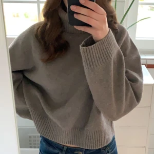 Stickad tröja  - Riktigt varm och skön stickad tröja från H&m❣️ 