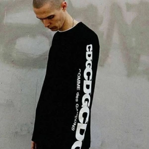 Cdg long sleeve - Cdg long sleeve, väldigt nice, bra skick va bara för liten för mig 😦. Öppen till trades