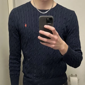 Ralf lauren stickad tröja  - Säljer den för är ganska liten. Inga fläckar det är bara spegeln. Den är jävligt grisch