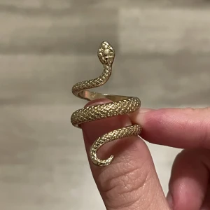 Snake ring - Aldrig använt. Bra kvalitet och väldigt snygg! XS/S