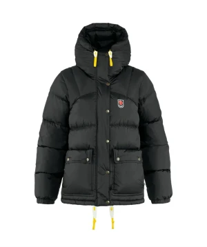 Svart fjällrävenjacka  - Säljer denna trendiga fjällrävenjackan💗Köpt här på plick men säljer då den tyvärr var för stor! Bilderna är lånade av tjejern som jag köpte av! Det finns små sminkfläckar och en liten defekt på ena snöret. Sminkfläckar går lätt att tvätta bort💘