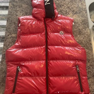 Moncler väst - St (xl) säljer på grund av för liten storlek 