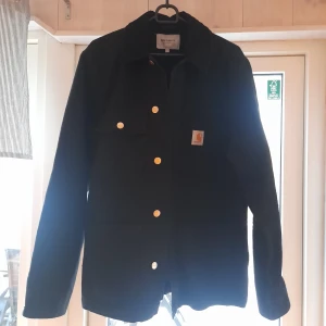 Carhartt jacka - Carhartt jacka i jeans material med manchester krage. 