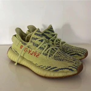Yeezy 350 semi frozen yellow  - Säljer då de är för små för mig Ingen box tyvärr Storlek 42 Fin undersula