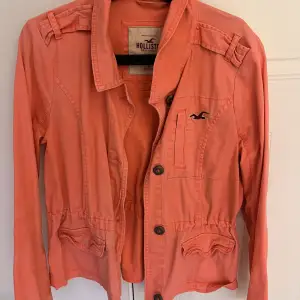 Neonrosa/orange jeansjacka från Hollister i storlek L🤍 Bra skick 