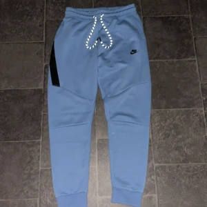 Nike tech  - Nike tech byxor, Frågor besvaras i Dm!