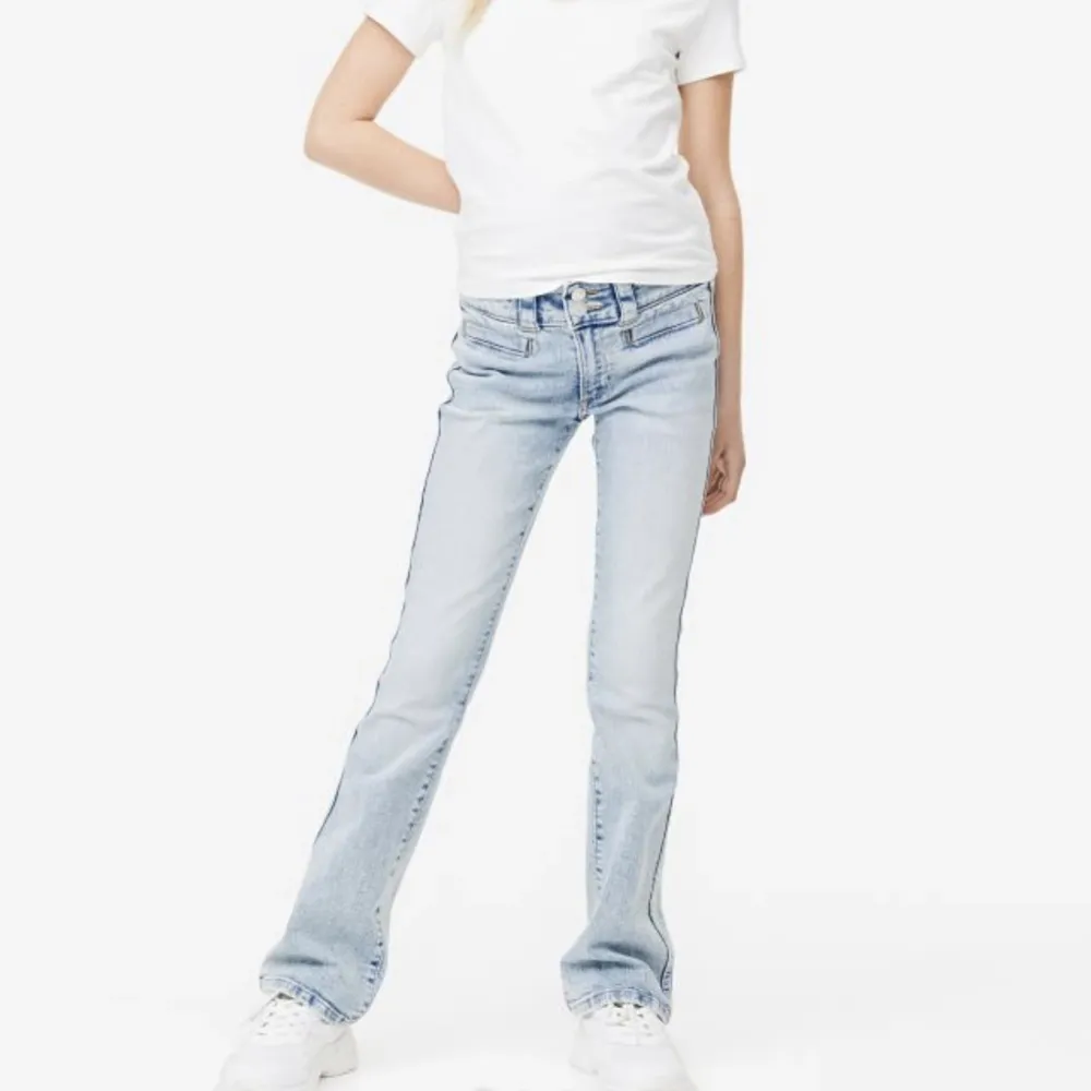 Säljer dessa jättesnygga lågmidjade jeans från H&M. Helt oanvända då de var för små för mig . Jeans & Byxor.