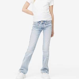 Säljer dessa jättesnygga lågmidjade jeans från H&M. Helt oanvända då de var för små för mig 