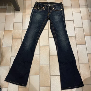 True religion  - True religion jeans med jättefina detaljer! Har en fläck på högra bakficka, se bild, men inget man tänker på. Annars jättebra skick💗 Står storlek 25. Midjemått 72cm, innerbenslängd 81,5cm Ingen bild på, då dom är för små