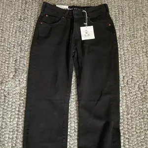 Svarta jeans, 26/32. Helt nya. Säljer för dem är för små för mig. Skriv för fler bilder💗