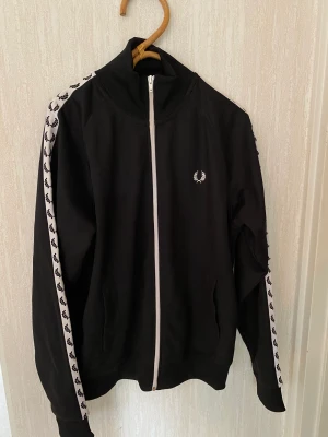Fred Perry tröja  - Svart Fred Perry tröja i storlek M. Fint skick!