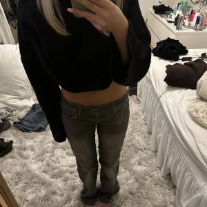 Lågmidjade jeans - Lågmidjade vintage jeans i en as snygg grå förg. Passar någon med 34/36 och nog en mindre 38!! Midjemått är runt 38cm tvärs över och de är lite långa på mig som är 1,60😇💞 innerbenslängden är 78/79cm