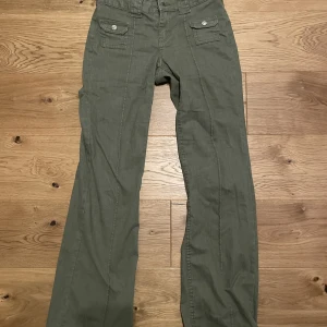 Hm jeans  - Säljer sjukt snygga hm jeans, i bra skick!💖🩵 Det är först till kvarn att köpa byxorna och de finns kvar!💕