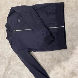 Gant jacka - Tja, säljer nu min gant jacka som tyvärr e för liten för mig. Ingen skråma på den eller ngn repa den är som ny. Ny pris är 1450kr. Köpte i Stadium outlet i Barkarby. (Size står på en av bilderna!)