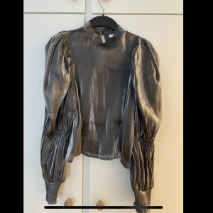 Blus  - En fin & elegant blus inte använd i storlek 38. Frakt står köparen för 