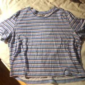 Randig tröja  - Rosa-vit randig tröja.  Kortärmad, ganska kort i midjan 