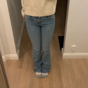 Zara jenas low waist ljusblå - Hej, jag säljer mina low wasit ljusblå zara jenas i storlek 32 säljer på grund av att dom e för långa och därför inte kommer till användning, använda Max 2 gånger.+ frakt❤️Skriv om ni undrar nåt vad som hälst❤️