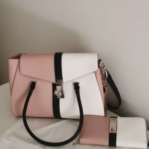 Guess väska 💓 - Äkta Guess väska i nyskick samt inga defekter! Köpt för ca 1800 kr. Säljer för 800 då den inte kommer till användning. (Guess plånbok tillkommer)