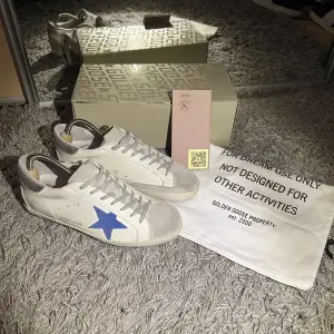 Säljer dessa otroliga Golden goose superstar som jag nyss köpt men var tyvärr för små så har bara haft dem några dagar. Dem är skick 9/10. Dem ser lite smutsiga ut men så är designen. Tillkommer: Skor, 1dustbag, box och passport. Hör gärna av er🙌