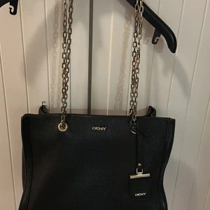 DKNY väska - Köpt för 3000kr i London. Bra skick
