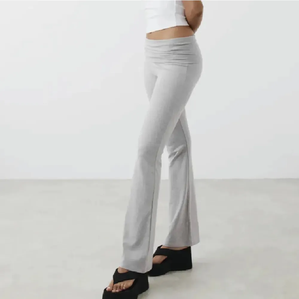 Så fina ljusgråa yoga byxor i så skönt material, de är stretchiga.🤗 helt nya endast testade köptes för 360kr. Jeans & Byxor.